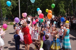Kinder mit Ballons