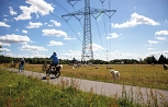 Fahrrad Felder Strommast und Leitung